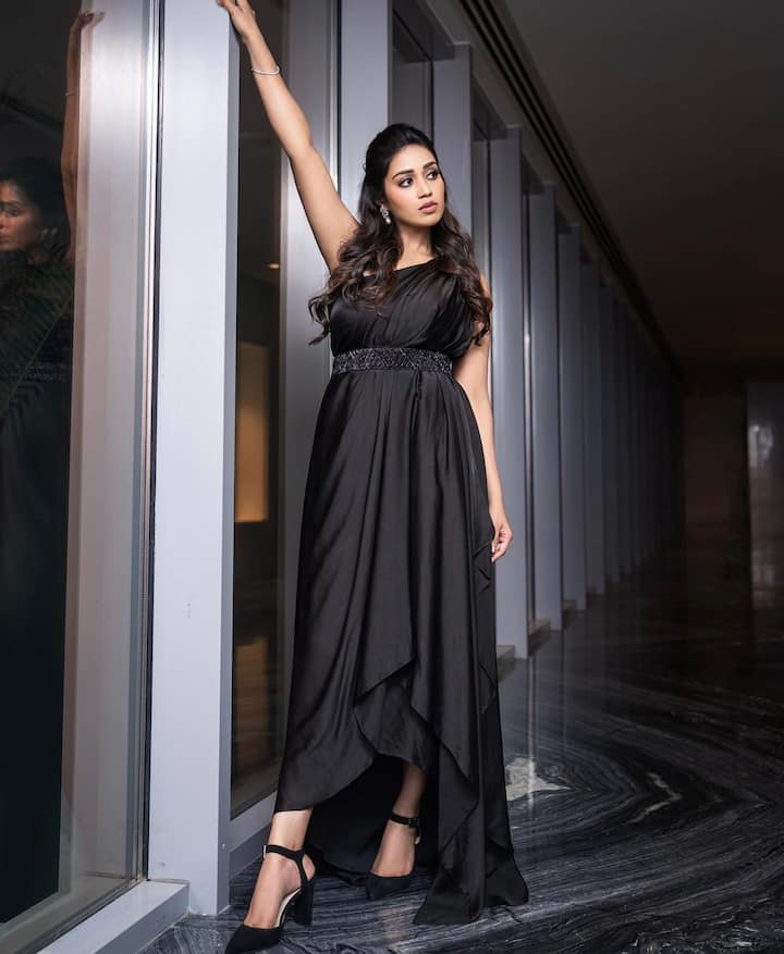 బ్లాక్ చీరలు, డ్రెస్సుల్లో అదిరేలా ముస్తాబైంది ఈ ముద్దుగుమ్మ. (Image credit: Instagram)