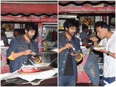 सड़क किनारे Lamborghini की बोनट चाऊमिन और पकोड़े रखकर खाते दिखे Kartik Aaryan, तस्वीरें वायरल