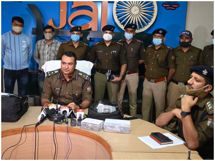 Dehradun five arrested in two separate incidents of theft cash and jewellary seized ANN Dehradun News: गुलेल से गाड़ियों के शीशे तोड़कर उड़ा देते थे पैसे और सामान, बदमाशों को पुलिस ने किया गिरफ्तार