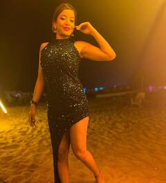 Monalisa Photos: ब्लैक शिमरी ड्रेम में गोवा के बीच किनारे मोनालिसा ने अपने बोल्ड अंदाज से गिराई बिजलियां, तस्वीरें वायरल