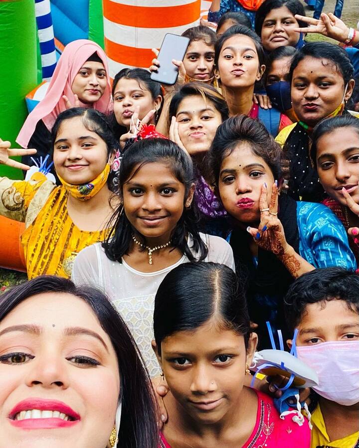 অভিনেত্রী ঋতাভরী চক্রবর্তী তাঁর 'আইডিয়াল স্কুল ফর দ্য ডেফ'-এর শিশুদের সঙ্গে এই বিশেষ দিনটি উদযাপন করলেন।