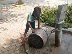 Greater Noida में मासूम बच्चों से साफ कराए जा रहे मिड डे मील के बर्तन, टीचर ने कही ये बात