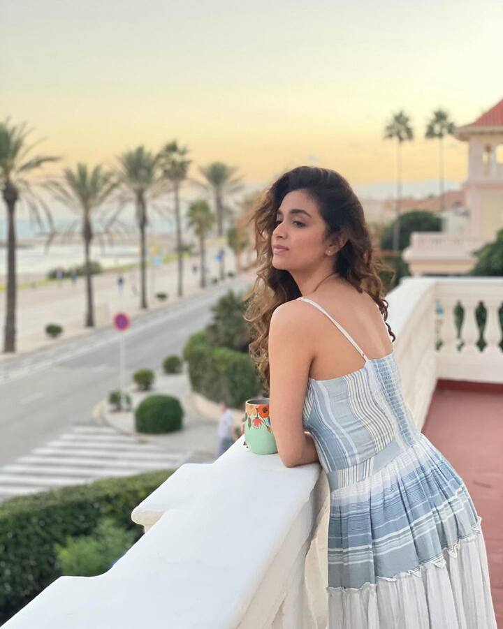 చేతిలో కాఫీ కప్పుతో సూర్యకాంతిలో మెరిసిసోతోంది ఈ మెగా చెల్లెలు.  (Image credit: Instagram)