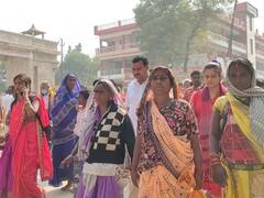 Ayodhya News: अयोध्या में देवोत्थान एकादशी पर महिलाओं ने की पंचकोसी परिक्रमा, CM योगी को लेकर कही ये बड़ी बात