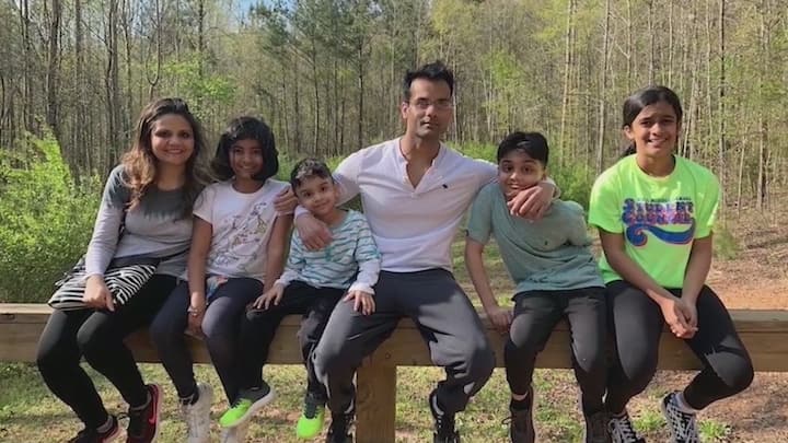 પરમહંસના લગ્ન અંકિતા સાથે થયા હતા અને તેમને 11 વર્ષીય ઓમ અને 8 વર્ષીય નમન એમ બે પુત્રો છે. પરમહંસના પિતાનું નામ દિનેશચંદ્ર દેસાઈ છે જેઓ 30 વર્ષ પહેલાં બીલીમોરાથી અમેરિકા ગયા હતા અને ત્યાં જ રહી ગયા હતા.