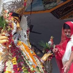 Jagadhatri Puja 2021 : ভদ্রেশ্বরে প্রথামতো ঘোমটা তুলে জগদ্ধাত্রী প্রতিমা বরণ ১৩ পুরুষের