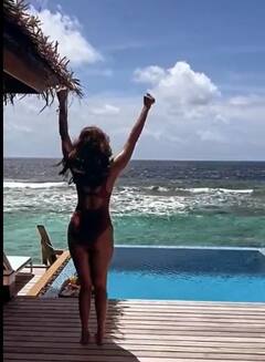 Pooja Hegde: మాల్దీవ్స్ లో చిల్ అవుతోన్న పూజా.. ఫొటోలు వైరల్.. 