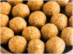 Kitchen Hacks: ठंड में स्वाद और सेहत रहेगी चंगी, घर पर बनाकर खाएं तिल के लड्डू, जानिए रेसिपी
