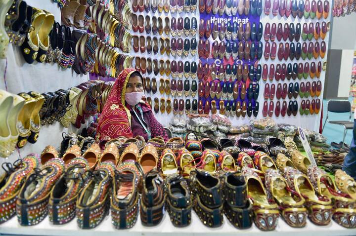 यहां हैंडमेड जूते और डेली यूज के सामानों का अच्छा कलेक्शन देखने को मिल रहा है. (फोटो- PTI)