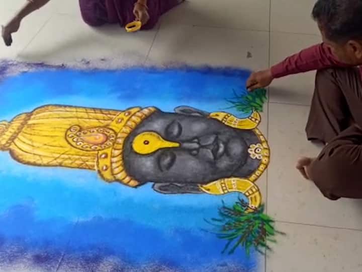 या रांगोळीच्या माध्यमातून 10 बाय 5 फुटांची विठ्ठलाची आकर्षक अशी रांगोळी रेखाटली आहे.