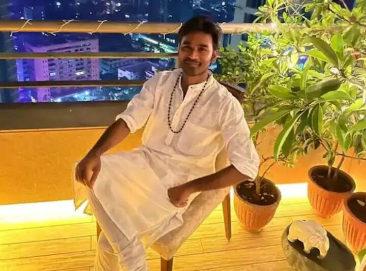 अपनी जबरदस्त एक्टिंग के लिए फेमस धनुष की फिल्मों और उनके द्वारा निभाए गए किरदारों के बारे में तो आपने कई दफा पढ़ा या सुना होगा. हालांकि, आज हम आपको धनुष की फिल्मों के बारे में नहीं बल्कि उनके आलीशान घर के बारे में बताएंगे. जी हां, रजनीकांत के दामाद धनुष अपने पूरे परिवार के साथ चेन्नई में एक लग्जरी घर में रहते हैं. बता दें कि लीजेंड्री स्टार रजनीकांत की बेटी ऐश्वर्या से धनुष की शादी साल 2007 में हुई थी और इनके दो बच्चे भी हैं.