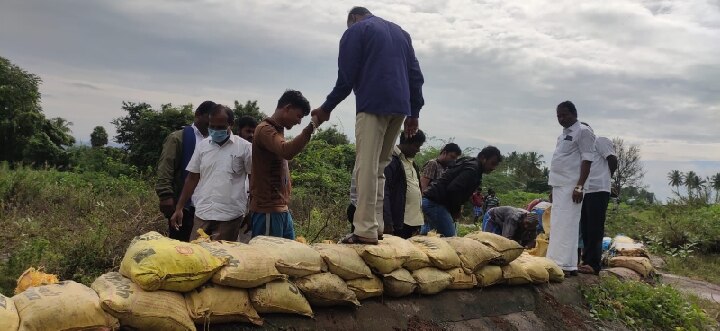 தருமபுரி: வாணியாற்றில் இருந்து வெளியேறும் உபரி நீர் - மணல் மூட்டைகளை கொண்டு தடுக்கும் தன்னார்வலர்கள்