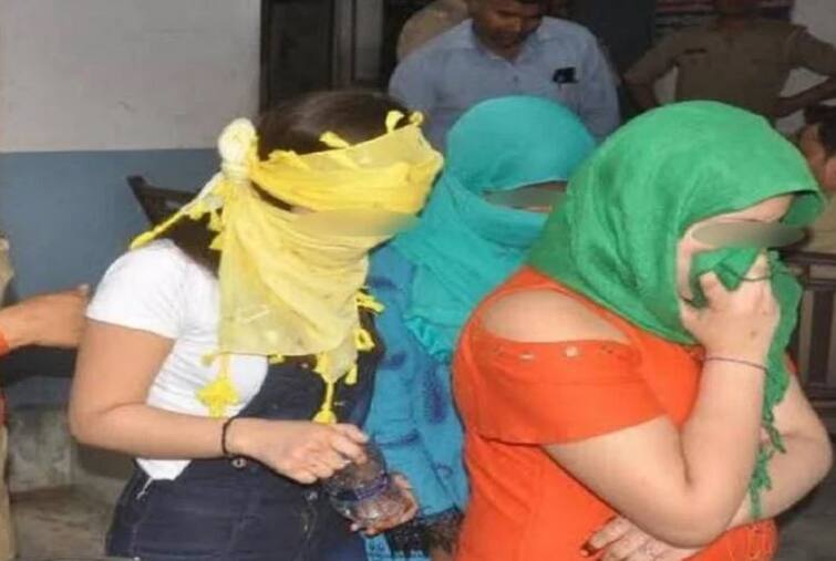 Prostitution racket busted in Dehradun 11 women caught with three men details inside ફ્લેટમાં ચાલતું હતું કૂટણખાનું, પોલીસે રૂમનો દરવાજો ખોલીને જોયું તે બે મહિલા અને બે પુરુષ......