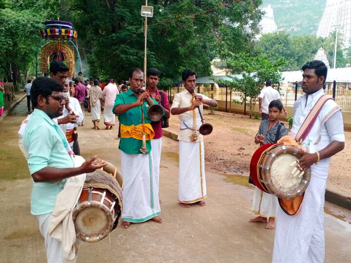 சந்திரசேகரருக்கு இசைவாத்தியம் இசைத்த இசை கலைஞர்கள்