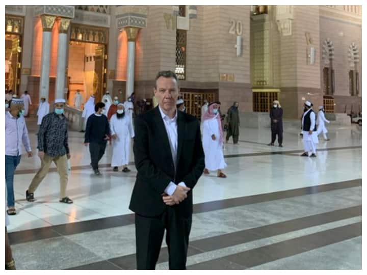 British consul general converts to Islam in Saudi Arabia Converted in Islam: सऊदी अरब में ब्रिटेन के राजनयिक ने अपनाया इस्लाम, बोले- मदीना लौटकर बेहद खुश हूं