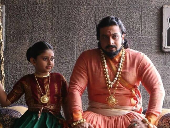 स्वराज्याचे सरसेनापती हंबीरराव मोहिते यांची कन्या म्हणून ताराराणी यांची विशिष्ट ओळख आहे. 'स्वराज्य सौदामिनी ताराराणी' मालिकेत ताराराणींचे वडील ताराराणींवर संस्कार करताना प्रेक्षकांना पाहायला मिळणार आहेत.
