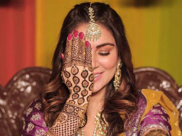 Kundali Bhagya Fame Shraddha Arya Looks Pretty In Purple For Her Mehndi Ceremony, Flaunts Her Beautiful Engagement Ring, Watch Video Shraddha Arya Looks Pretty In Purple For Her Mehndi Ceremony, Flaunts Her Beautiful Engagement Ring, Watch Video