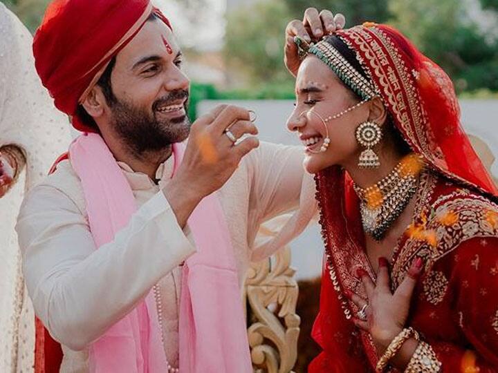 एक फोटो में राजकुमार राव पत्रलेखा की मांग में सिन्दूर भरते दिखाई दे रहे हैं. राजकुमार राव और पत्रलेखा की लवस्टोरी भी बेहद दिलचस्प हैं. उन्होंने पत्रलेखा को पहली बार एक विज्ञापन में देखा था, तभी से वो उनसे मिलना चाहते थे. जिसके बाद दोनों की पहली बार मुलाकात फिल्म सिटीलाइट के दौरान हुई.