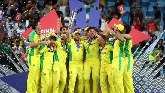 watch video: australian players did beer celebration in shoes after t20 world cup 2021 won જીત બાદ ઓસ્ટ્રેલિયન ખેલાડીઓએ ડ્રેસિંગ રૂમમાં કરી ગંદી હરકતો, ખુદ આઇસીસીએ ટ્વીટ કર્યો વેડ અને સ્ટૉઇનિસનો વીડિયો, જુઓ......