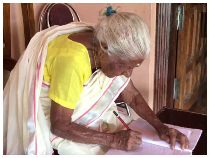 Kerala 104 Year old woman Secures 89% In state literacy Mission’s Test in Kottayam district Kerala Old Woman: केरल में 104 साल की बुर्जुग महिला ने किया कमाल, राज्य साक्षरता मिशन की परीक्षा में 89 अंक हासिल किए