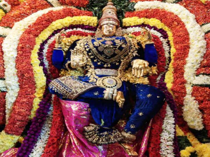 பராசக்தி அம்மன் மகேஸ்வரி அலங்காரத்தில் காட்சி