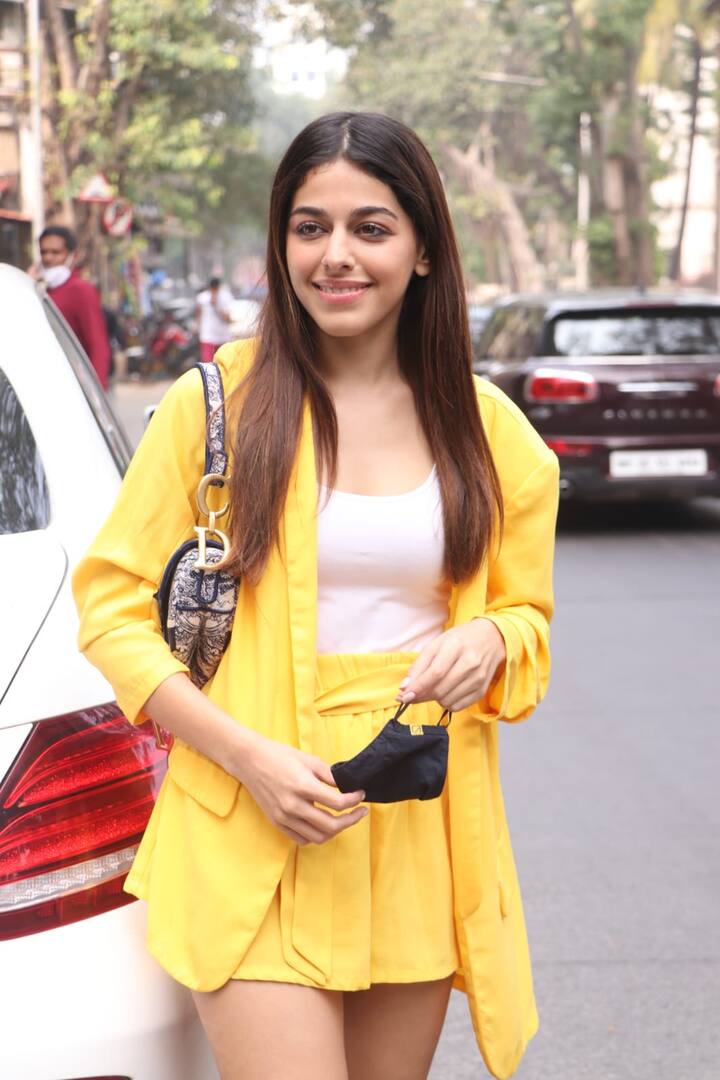 आलिया फर्नीचरवाला की लेटेस्ट फोटो में उन्होंने येलो कलर की शॉर्ट जैकेट और स्कर्ट के साथ व्हाइट कलर का टॉप और शूज पहने हैं. आलिया ने अपने बालों को खुला रखा हुआ है.