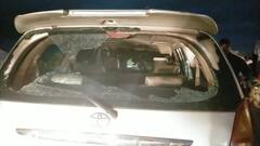 Trs Vs Bjp: బండి సంజయ్ కాన్వాయ్ పై రాళ్ల దాడి... కారు అద్దాలు ధ్వంసం