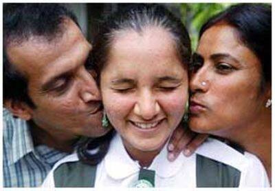 சானியா மிர்சா தனது பெற்றோர்கள் இம்ரான் மிர்சா மற்றும் நசீமாவுடன்