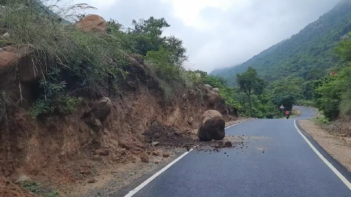 Dharmapuri: Landslide on Vattal hill road due to continuous heavy rains தருமபுரி: தொடர் கனமழையால் வத்தல் மலை சாலையில் மண் சரிவு