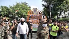 कर्नल Viplav Tripathi, पत्नी और बच्चे का पार्थिव शरीर अपनों के बीच पहुंचा, लोग ऐसे दे रहे श्रद्धांजलि..