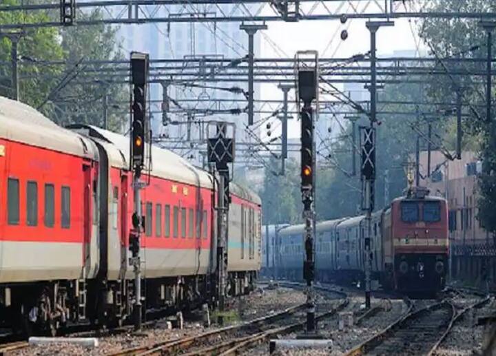 Indian Railways irctc will stop the operation of many trains including Varanasi, Prayagraj, Gorakhpur due to fog, know the full schedule Cancel Train News: बरेली-प्रयागराज समेत कल से रद्द हो जाएंगी ये 58 ट्रेनें, कुछ का बदलेगा समय, जानें सारी डिटेल