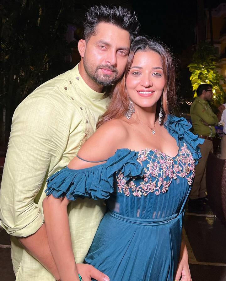 बेस्ट फ्रेंड की शादी के मौके पर मोनालिसा पति के संग रोमांटिक पोज देना नहीं भूलीं. इंस्टाग्राम पर एक्ट्रेस ने जो फोटो शेयर की है उसमें वो कई तस्वीरों में पति के संग रोमांटिक होती दिख रही हैं.