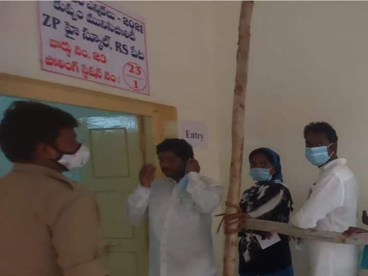 Kuppam Tension : కుప్పంలో దొంగ ఓటర్ల కలకలం ... పోలింగ్ కేంద్రాల వద్ద ఉద్రిక్తత ! Fake VOters In Kuppam Polling - Tension at polling stations! Kuppam Tension : కుప్పంలో దొంగ ఓటర్ల కలకలం ... పోలింగ్ కేంద్రాల వద్ద ఉద్రిక్తత !