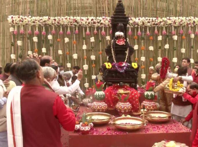 107 साल पहले भारत से चोरी हुई माता अन्नपूर्णा की मूर्ति की आखिरकार आज वाराणसी में काशी विश्वनाथ मंदिर प्राण प्रतिष्ठा कर दी गई. ये मूर्ति उत्तर प्रदेश के 18 जिलों से होते हुए काशी पहुंची है.