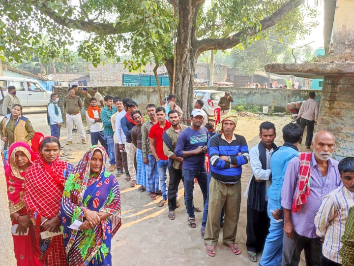 बेगूसराय में आज सातवें चरण के पंचायत चुनाव में सदर प्रखंड में मतदान हो रहा है. सदर प्रखंड में 25 पंचायत है. 5 जिला परिषद सदस्य, 31 पंचायत समिति सदस्य, 25 मुखिया, 25 सरपंच, 318 वार्ड सदस्य और 318 पंच के लिए मतदान हो रहा है. यहां पुरुषों की संख्या अच्छी खासी दिखी.