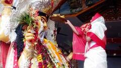 Jagatdhatri Puja: ভদ্রেশ্বরে রীতি মেনে জগদ্ধাত্রী পুজোয় মহিলার বেশে দেবীবরণ পুরুষদের