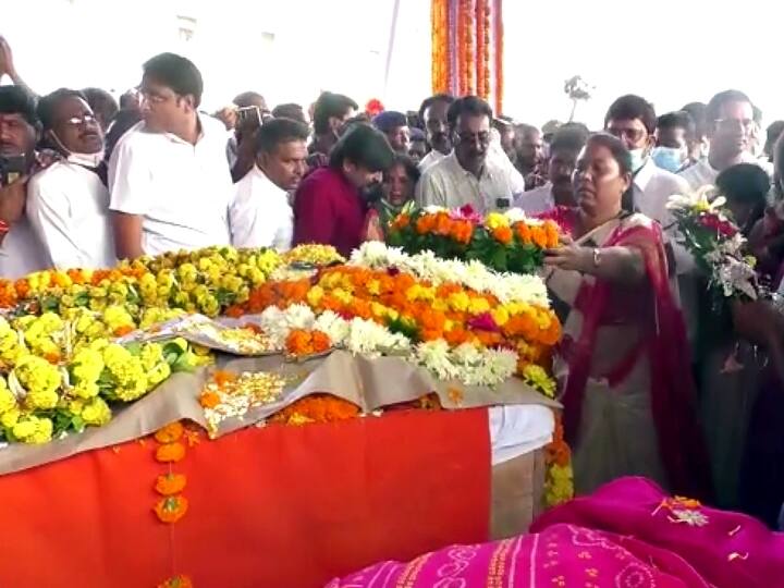 Chhattisgarh Higher Education Minister Umesh Patel, Raigarh BJP MP Gomti Sai, MLS and senior officials also paid floral tributes to the martyred colonel, his wife and son. A spontaneous bandh was observed in Raigarh town. (ANI Photo)