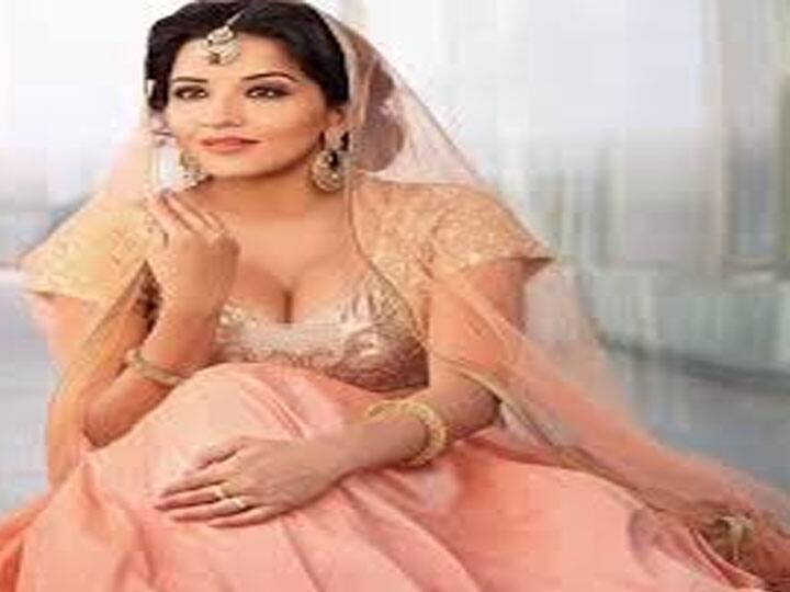 भोजपुरी सेंसेशन कही जाने वाली मोनालिसा ने भी वेस्टर्न आउटफिट छोड़ एथनिक लुक की तरफ मुड़ गई हैं. आए दिन मोनालिसा ट्रेडिशनल लुक में अपनी तस्वीरें शेयर कर रही हैं जिसमें वो कयामत से कम नहीं लग रही हैं. एक बार फिर से मोनालिसा का एथनिक लुक चर्चा में है.