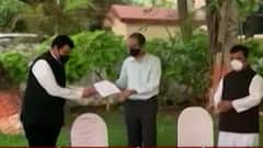 अडीच-अडीच वर्षे मुख्यमंत्री पद द्यायला हवं होतं; फडणवीसांनी चूक कबुल केल्याचा विक्रम गोखलेंचा दावा