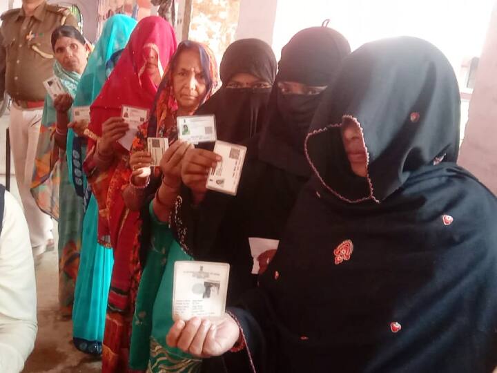 यह तस्वीर बक्सर की है. यहां वोट देने के लिए मुस्लिम महिलाएं भी पहुंचीं ताकि वे अपने क्षेत्र के विकास के लिए अपने भरोसेमंद प्रत्याशी के लिए मतदान कर सकें.