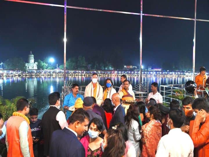 नेपाल में पिछले  दिनों दशहरा, दीवाली, छठ पूजा की धूम रही और पूरा देश इस समय त्योहार के रंग में रंगा हुआ नजर आया. सभी अपने घर परिवार के साथ श्रद्धा भक्ति पूर्वक इन त्यौहारों को मनाते हैं. स्वभाव से हिन्दू राष्ट्र होने के कारण नेपाल में चारों ओर उल्लास और उमंग का माहौल रहता है. वहीं जब कोई विदेशी भारतीयों के त्यौहार को मनाता है तो वो काफी स्पेशल हो जाता है. दरअसल नेपाल में रहे अमेरिकी राजदूत रैण्डी बेरी ने जब से अपना कार्यभार संभाला है तब से ही वो नेपाल में मनाए जानो वाले हर एक पर्व त्यौहार पर सिर्फ शुभकामना संदेश देकर महज औपचारिकता पूरा नहीं करते बल्कि उन पर्व त्यौहारों को वो खुद सेलिब्रेट करते हैं