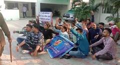 ਸਿੱਖਿਆ ਮੰਤਰੀ ਦੇ ਘਰ ਦਾਖਲ ਹੋਏ ਬੇਰੁਜ਼ਗਾਰ ਅਧਿਆਪਕ, ਜੰਮ ਕੇ ਕੀਤੀ ਨਾਅਰੇਬਾਜ਼ੀ