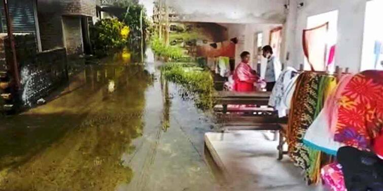 North 24 Parganas: Residents of Habra Municipality took shelter in school North 24 Parganas: ভিটে এখনও জলের তলায়, আসছে পড়ুয়ারা, চিন্তায় স্কুলে আশ্রয় নেওয়া হাবরার ঘরছাড়ারা