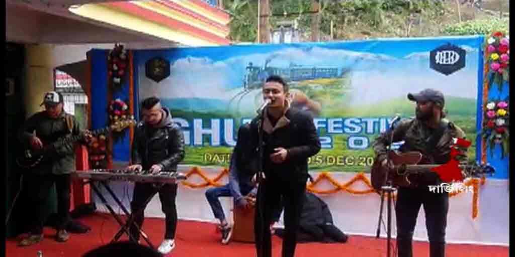 Mountain dance, song, culture, Ghoom Festival started in Darjeeling Ghoom Festival: শ্বেতশুভ্র কাঞ্চনজঙ্ঘার হাতছানি আর টয়ট্রেনের আকর্ষণ, দার্জিলিংয়ে শুরু ঘুম ফেস্টিভ্যাল