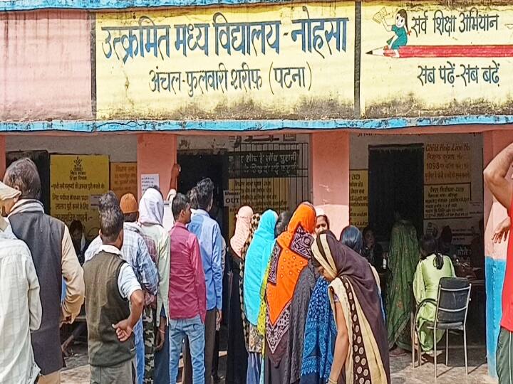 पटना के दानापुर के फुलवारीशरीफ प्रखंड में भी सातवें चरण के तहत मतदान हो रहा है. इस प्रखंड से 1,417 प्रत्याशी मैदान में हैं. 254 बूथ बनाए गए हैं जिसमें दो आदर्श बूथ हैं. यहां सुबह से ही प्रत्याशियों को वोट देने के लिए मतदाताओं की भीड़ जुटने लगी थी.