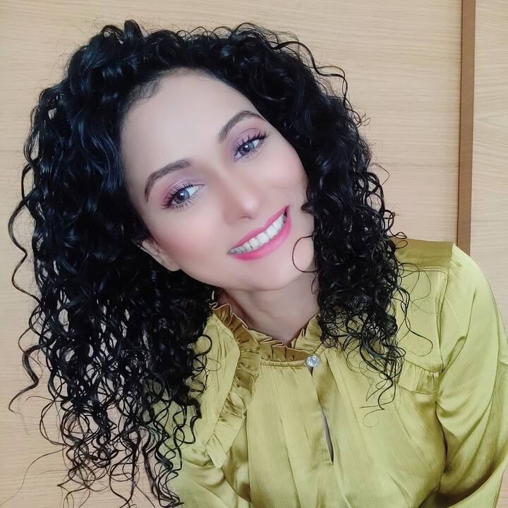 नीथा, सोनाली, उत्कर्ष आणि विकास या चौघां जणांमधून आज कोणाला घराबाहेर जावे लागेल हे जाणून घेण्यासाठी प्रेक्षक खूपच उत्सुक होते. नीथा आणि सोनाली हे दोन सदस्य डेंजर झोनमध्ये आले असल्याचे महेश मांजरेकरांनी सांगितले. दरम्यान महेश मांजरेकरांनी सांगितले यंदाच्या आठवड्यातून नीथा शेट्टीला बिग बॉसच्या घरामधून बाहेर जावे लागेल.  (photo: neethashetty_official/IG)