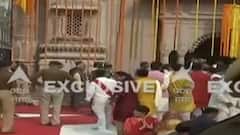 Kashi में मां अन्नपूर्णा की मूर्ति की विधिवत स्थापना कर रहे हैं CM Yogi Adityanath