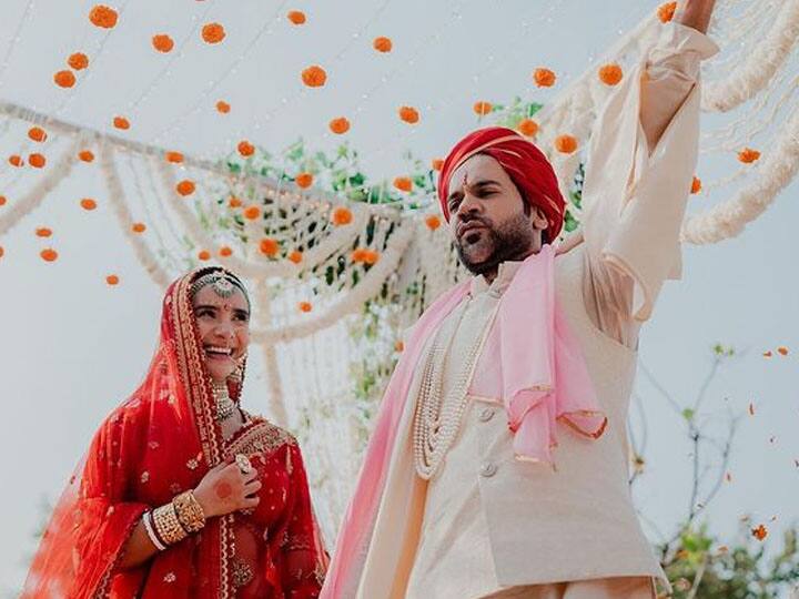 हाल ही में राजकुमार राव ने अपने इंस्टाग्राम अकाउंट पर फोटोज को शेयर किया है. आपको बता दें,अपनी सगाई सेरेमनी में राजकुमार राव अपने घुटनों पर बैठकर पत्रलेखा को सबके सामने शादी के लिए प्रपोज करते दिखाई दिए थे. अब उनकी शादी की तस्वूी सोशल मीडिया पर सभी का ध्यान अपनी ओर खीच रही है.