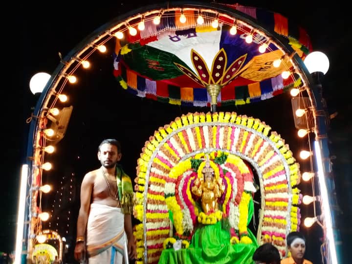 வண்ண விளக்குகளுடன் ஜொலிக்கும் ஜகடையில் விநாயகப் பெருமான்