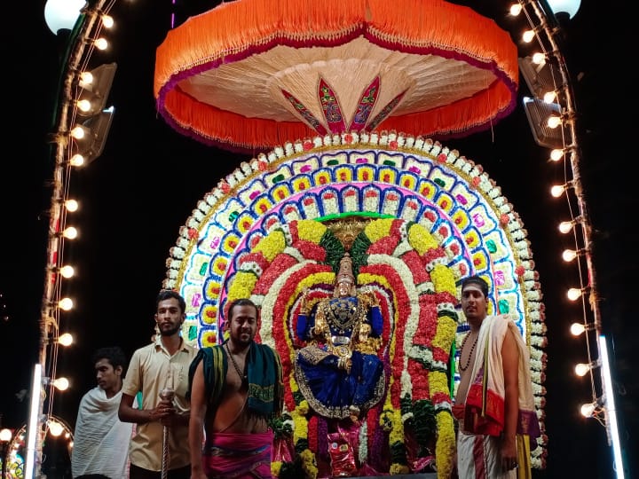 வண்ண விளக்குகளுடன் பவனிவரும் பராசக்தி